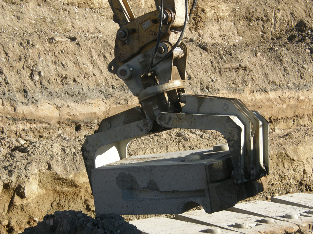 Resilient St. Vrain setting block on retaining wall