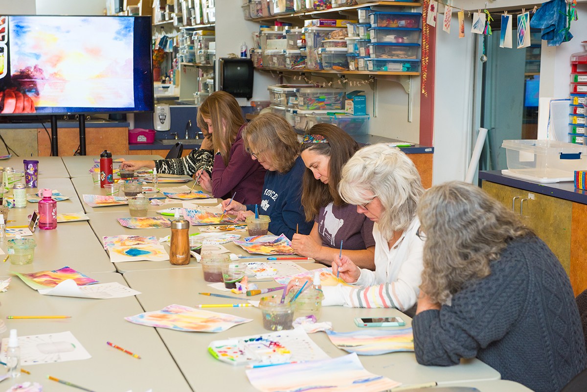 Un grupo de mujeres trabajando en un proyecto de pintura.