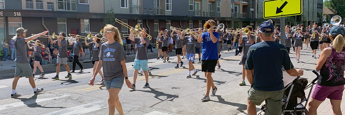 La banda de la escuela secundaria de Longmont marcha en el desfile de la feria del condado de Boulder.