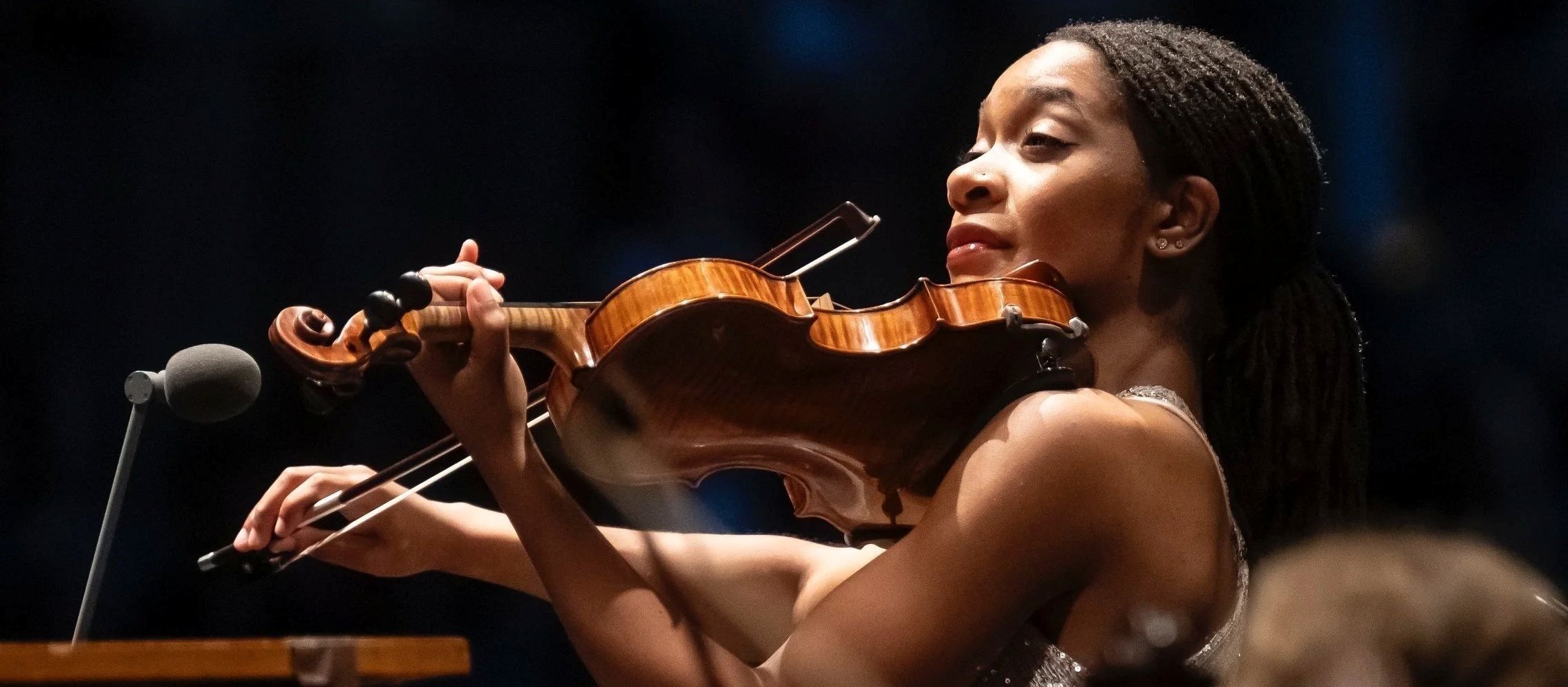 Photograph of Njioma Grevious playing the violin.
