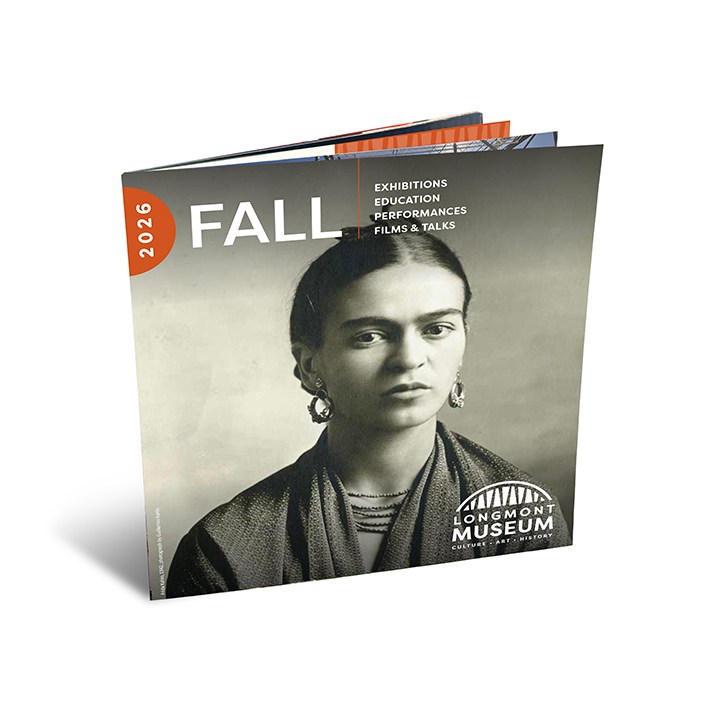 Una imagen en 3D del catálogo de la programación de otoño de 2026 del Museo de Longmont con una fotografía en blanco y negro de Frida Kahlo en la portada.
